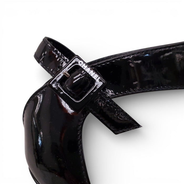 CHANEL BLACK PATENT AND WHITE LEATHER BOOTIES - SIZE 37.5