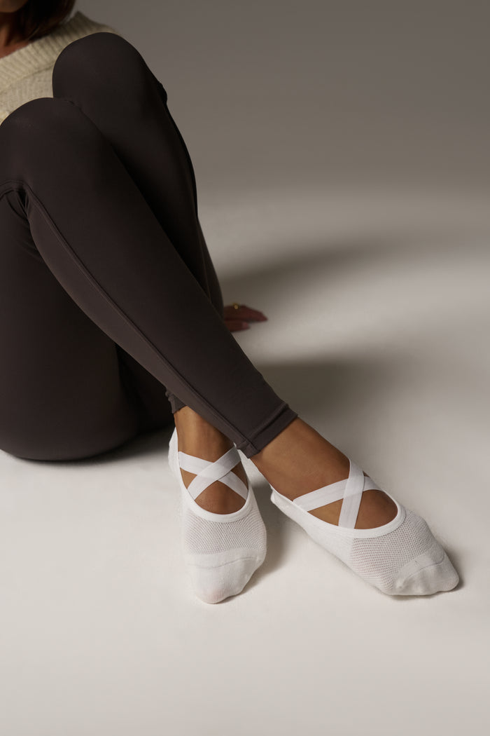 EMBLEM BARRE GRIP SOCKS - BONE