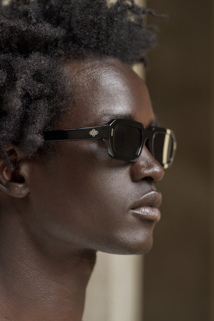 EMBLEM SUNGLASSES - BLACK