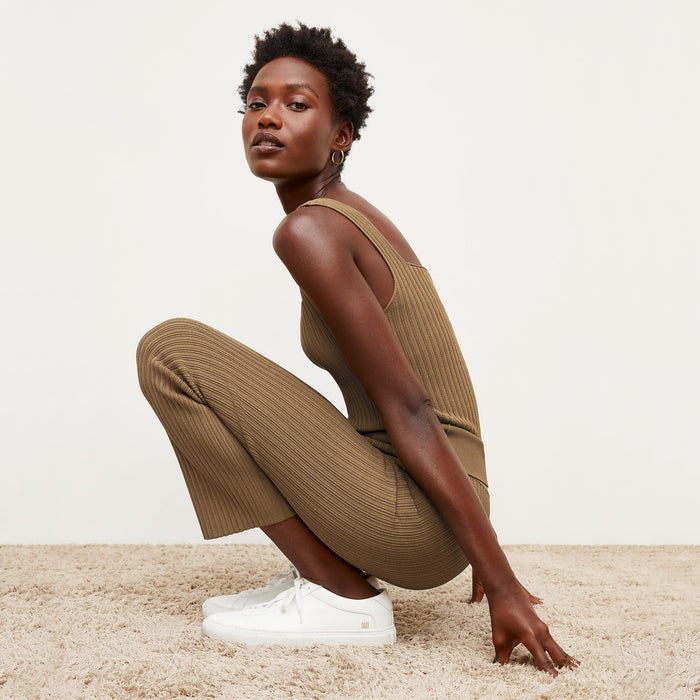 Side image of a woman standing wearing the Finley Legging—Ribbed Jardigan Knit in Light Bronze