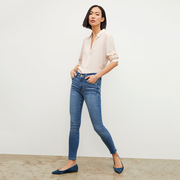 Front image of a woman wearing the FRAME Denim Le High Skinny Jean in Poe | Lead