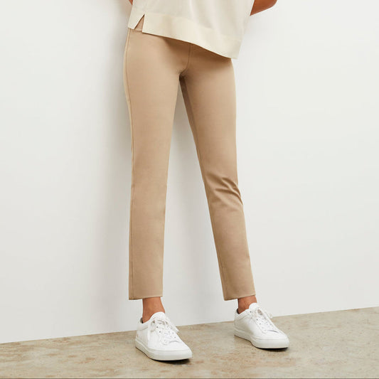 Front image of a woman wearing the Hockley Jean in Fawn | Lead