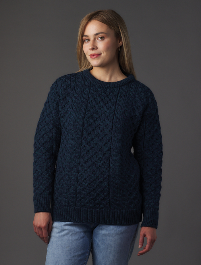 WOMEN'S HEAVYWEIGHT TRADITIONAL ARAN WOOL SWEATER - Blackwatch #color_blackwatch